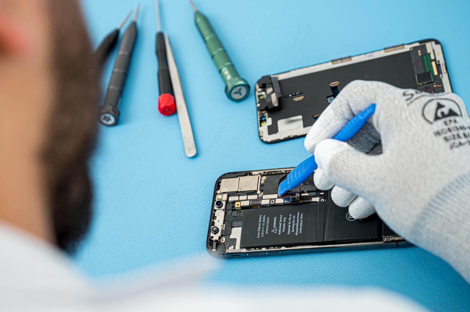 Gecertificeerde telefoon reparatie Dokkum — ESD-technicus repareert iPhone