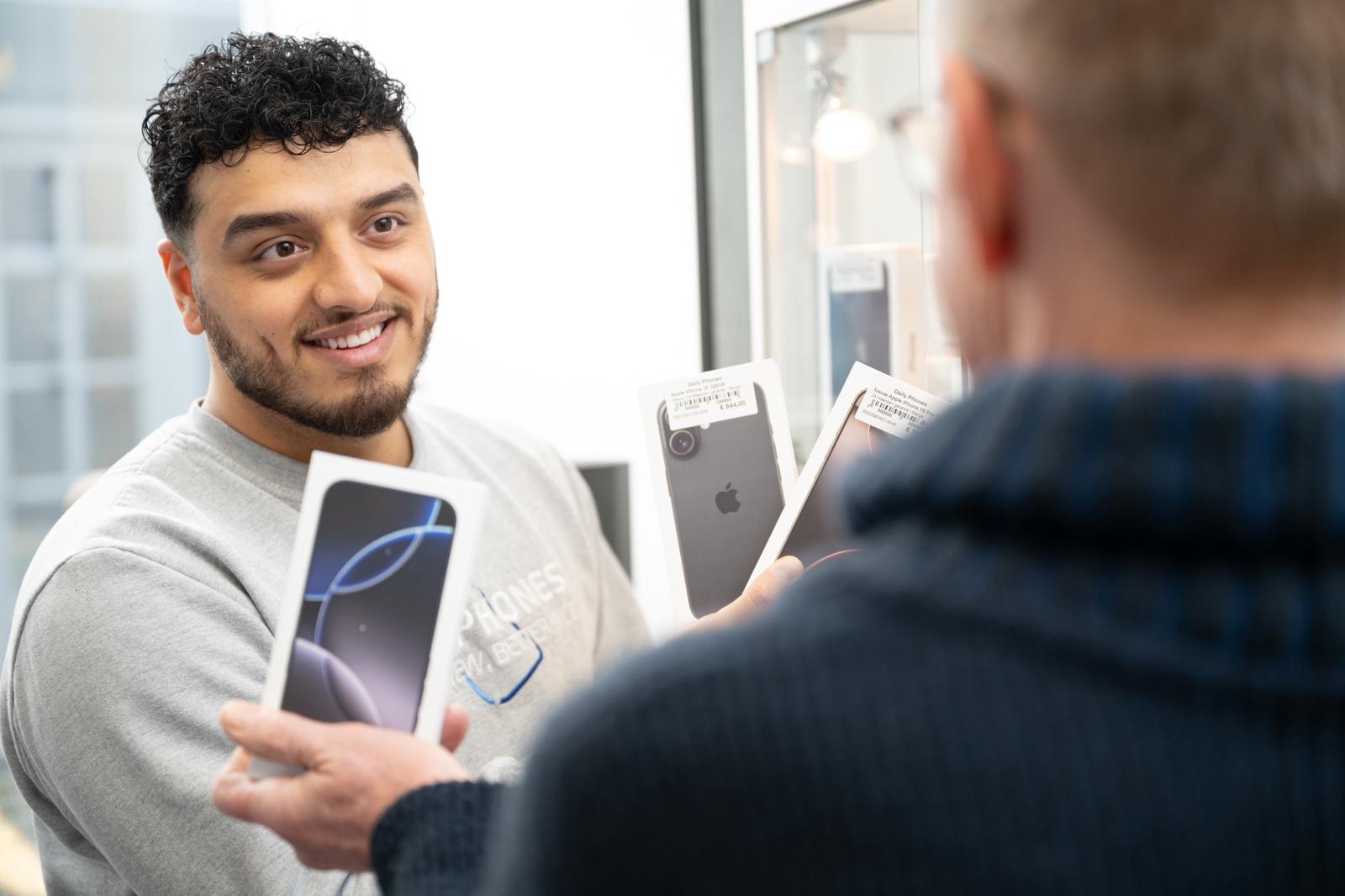 Daily Phones medewerker adviseert klant bij iPhone aankoop — telefoonreparatieservice Dokkum