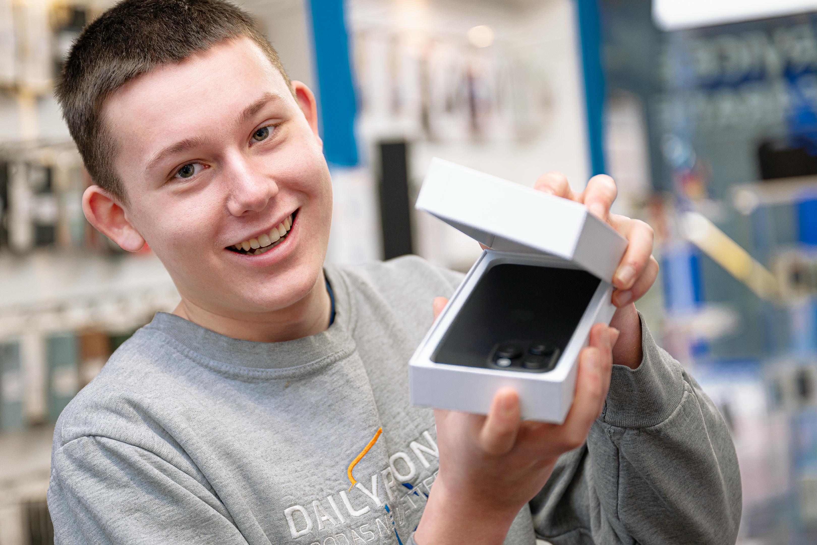 Daily Phones medewerker toont nieuwe smartphone — telefoonwinkel Dokkum verkoop en inkoop