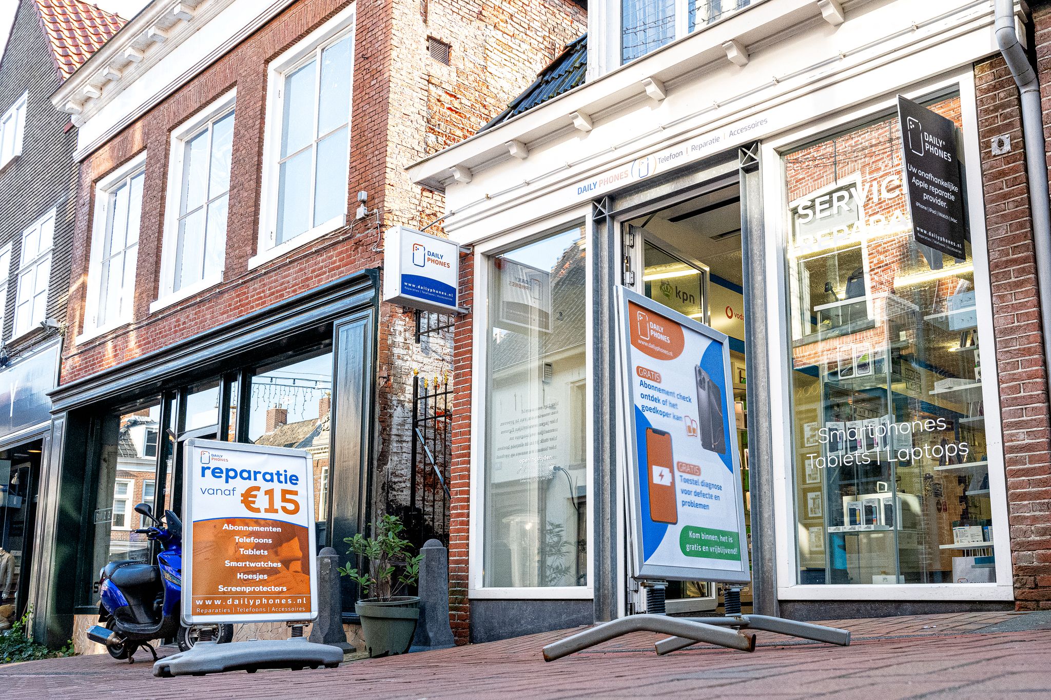Daily Phones telefoonwinkel Dokkum aan de Waagstraat 14A — telefoon reparatie en verkoop